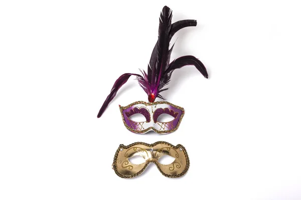 Máscara Venetian Roxo Com Penas Brilhantes Máscaras Douradas Isoladas Fundo — Fotografia de Stock
