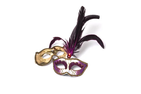 紫色的威尼斯面具与羽毛和闪亮的金色面具在白色背景隔离 — 图库照片