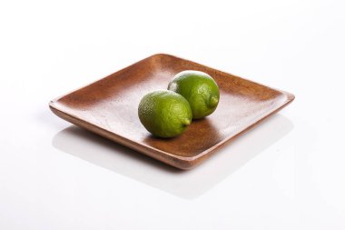 Beyaz arkaplanda taze yeşil kireç.