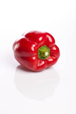 beyaz zemin üzerine kırmızı taze biber.
