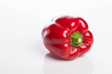beyaz zemin üzerine kırmızı taze biber.
