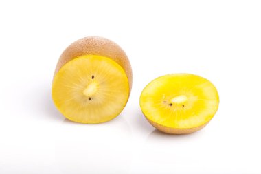 Taze kivi dilim beyaz arka plan üzerinde.