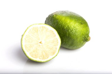 Beyaz arka plan üzerinde taze kireç dilim.