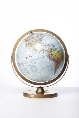 Bir dünya üzerinde işaret eden bir ele.