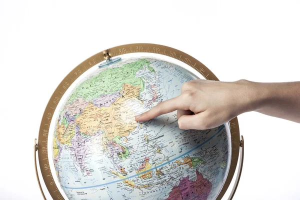 Zeige Die Hand Auf Einen Globus — Stockfoto