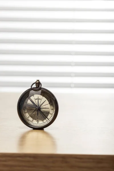 Antiker Kompass Auf Holztisch — Stockfoto