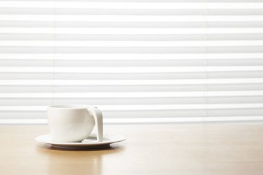 ahşap masa üzerinde basit ve modern kahve fincanı.