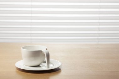 ahşap masa üzerinde basit ve modern kahve fincanı.