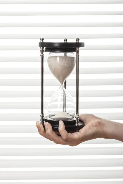 Female Woman Hand Håller Sand Timer Hourglass Vit Blinda Bakgrund — Stockfoto