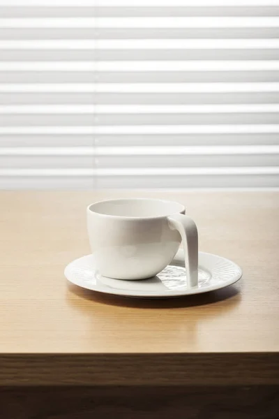 木桌上的简单现代咖啡杯 — 图库照片