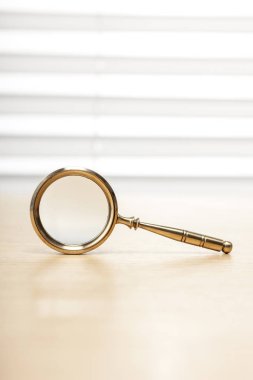 ahşap masa üzerinde antik Büyüteç.