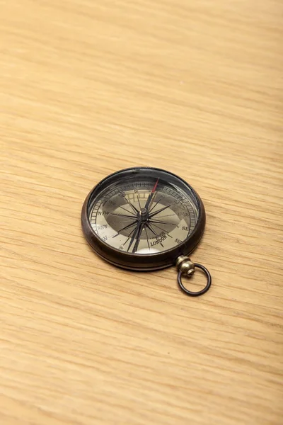 Antiker Kompass Auf Holztisch — Stockfoto