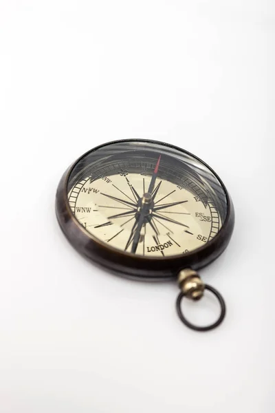 Antiker Kompass Auf Weißem Isoliertem Hintergrund — Stockfoto
