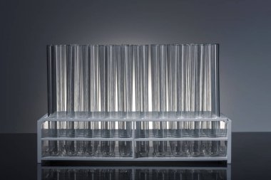 Beyaz arka plan üzerinde izole laboratuvar silindir