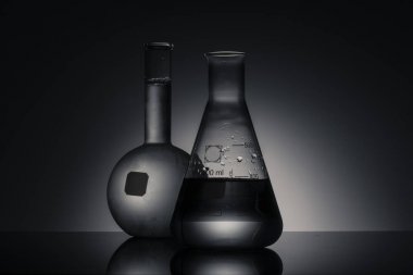 Beyaz arka plan üzerinde izole mezun laboratuvar kabı