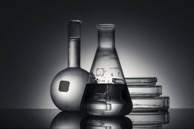 Beyaz arka plan üzerinde izole mezun laboratuvar kabı