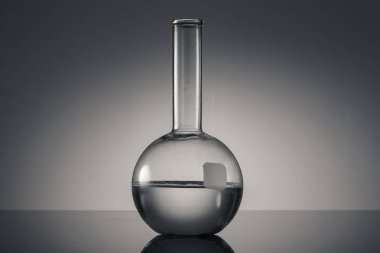 Beyaz arka plan üzerinde izole mezun laboratuvar kabı