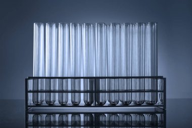 Beyaz arka plan üzerinde izole laboratuvar silindir