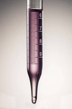 Beyaz arka plan üzerinde izole mezun laboratuvar pipet