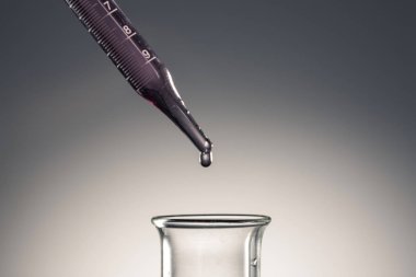 Beyaz arka plan üzerinde izole mezun laboratuvar pipet