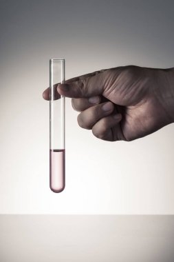 Beyaz arka plan üzerinde izole laboratuvar mezun silindir