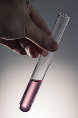 Beyaz arka plan üzerinde izole laboratuvar mezun silindir