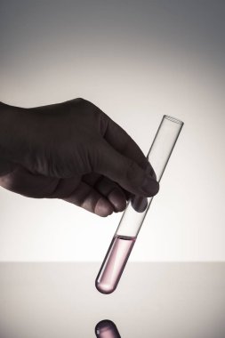 Beyaz arka plan üzerinde izole laboratuvar mezun silindir