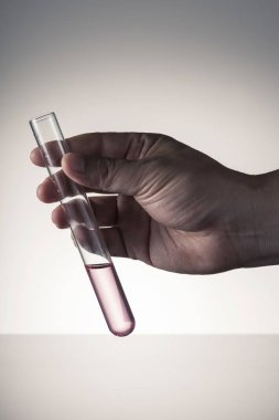 Beyaz arka plan üzerinde izole laboratuvar mezun silindir