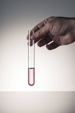 Beyaz arka plan üzerinde izole laboratuvar mezun silindir