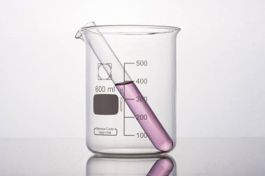 Laboratuvar mezun silindir ve beyaz arka plan üzerinde izole kabı