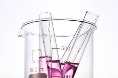 Laboratuvar mezun silindir ve beyaz arka plan üzerinde izole kabı