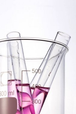 Laboratuvar mezun silindir ve beyaz arka plan üzerinde izole kabı