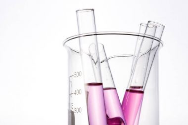 Laboratuvar mezun silindir ve beyaz arka plan üzerinde izole kabı