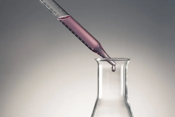 Laborpipette Isoliert Auf Weißem Hintergrund — Stockfoto