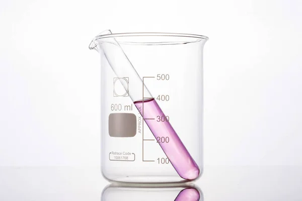 Laboratorium Studeerde Cilinders Bekerglas Geïsoleerd Witte Achtergrond — Stockfoto