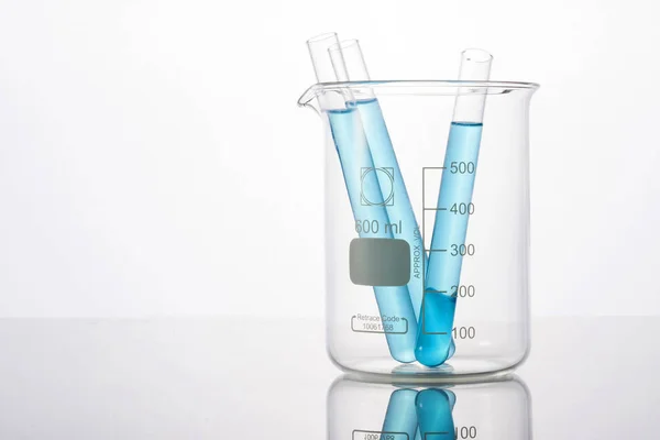 Laboratorium Studeerde Cilinders Bekerglas Geïsoleerd Witte Achtergrond — Stockfoto