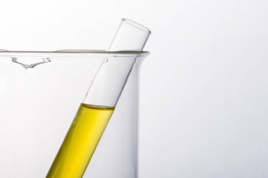 Laboratuvar silindir ve beyaz arka plan üzerinde izole elindeki kabı