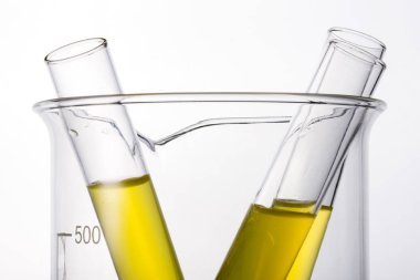 Laboratuvar silindir ve beyaz arka plan üzerinde izole elindeki kabı