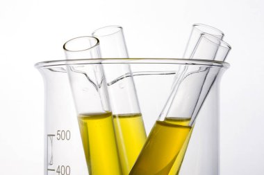 Laboratuvar silindir ve beyaz arka plan üzerinde izole elindeki kabı