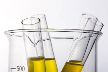 Laboratuvar silindir ve beyaz arka plan üzerinde izole elindeki kabı