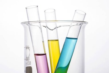 Laboratuvar silindir ve beyaz arka plan üzerinde izole elindeki kabı