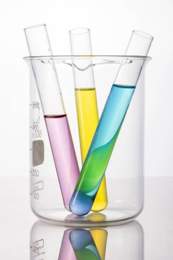 Laboratuvar silindir ve beyaz arka plan üzerinde izole elindeki kabı