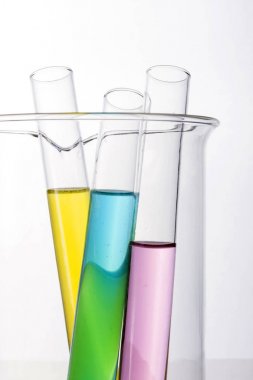 Laboratuvar silindir ve beyaz arka plan üzerinde izole kabı