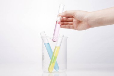 Laboratuvar silindir ve beyaz arka plan üzerinde izole elindeki kabı