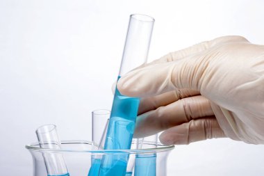 Laboratuvar silindir ve beyaz arka plan üzerinde izole elindeki kabı