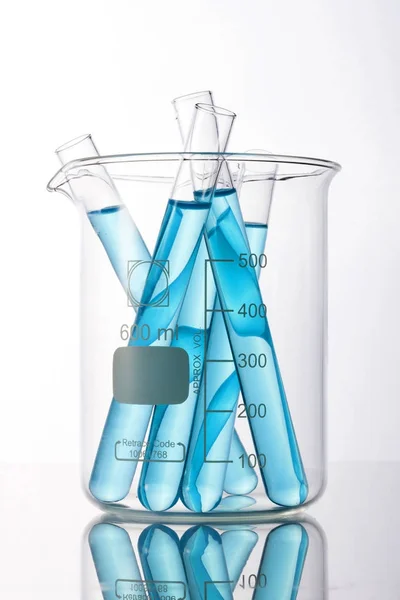 Laboratorium Cilinders Bekerglas Hand Geïsoleerd Witte Achtergrond — Stockfoto