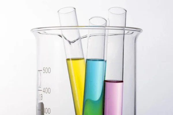 Laboratorium Cilinders Bekerglas Hand Geïsoleerd Witte Achtergrond — Stockfoto