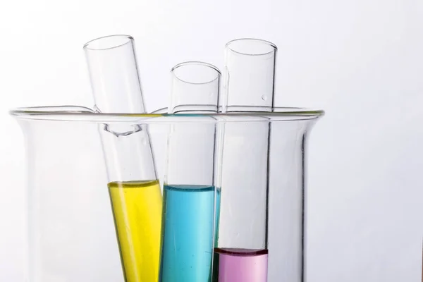 在白色背景下的实验室气瓶和烧杯 — 图库照片