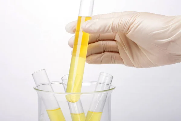 Cilindros Laboratorio Vaso Precipitados Mano Aislados Sobre Fondo Blanco — Foto de Stock