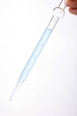 Beyaz arka plan üzerinde izole elinde mezun laboratuvar pipet